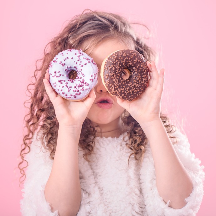 7 طرق سهلة للحد من السكر في نظام طفلك الغذائي