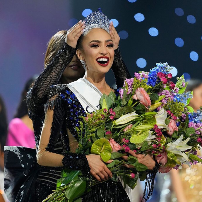 أول أمريكية من أصول فليبينية تفوز بلقب ملكة جمال الكون