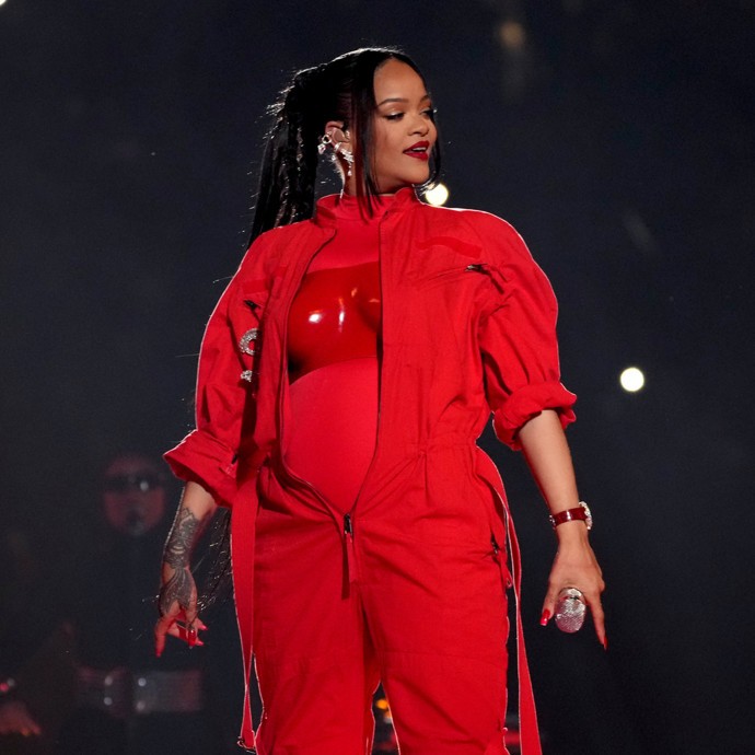 تصميم مبتكر لإطلالة Rihanna في حفل الـSuper Bowl