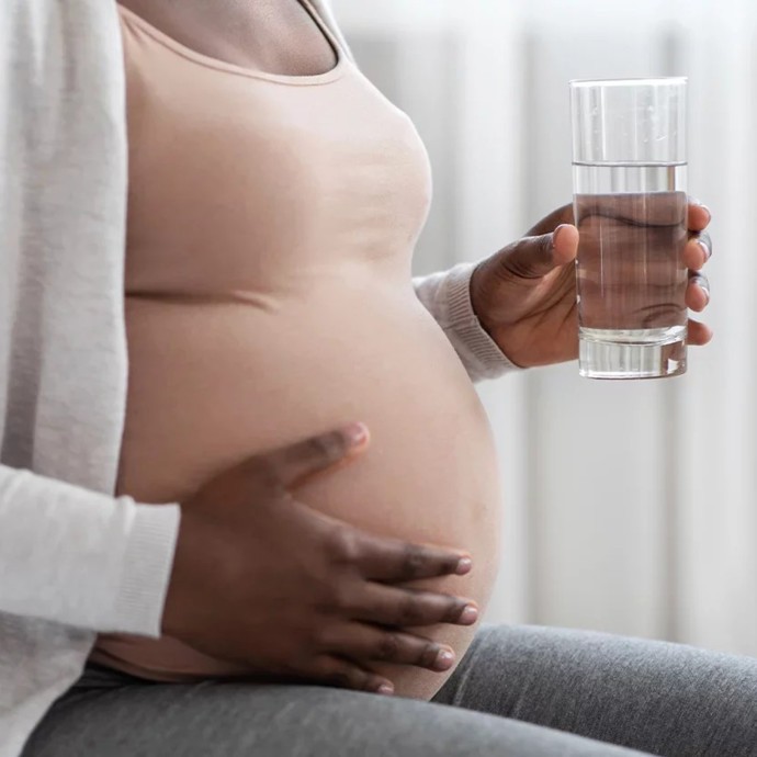 ما كمية الماء التي يجب أن تشربها المرأة الحامل؟