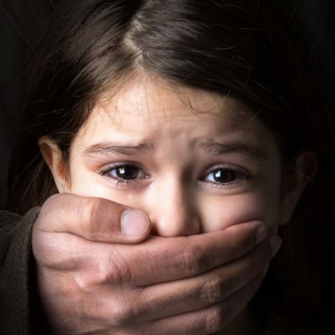 ما هو تأثير التحرش في الطفولة على البالغين؟