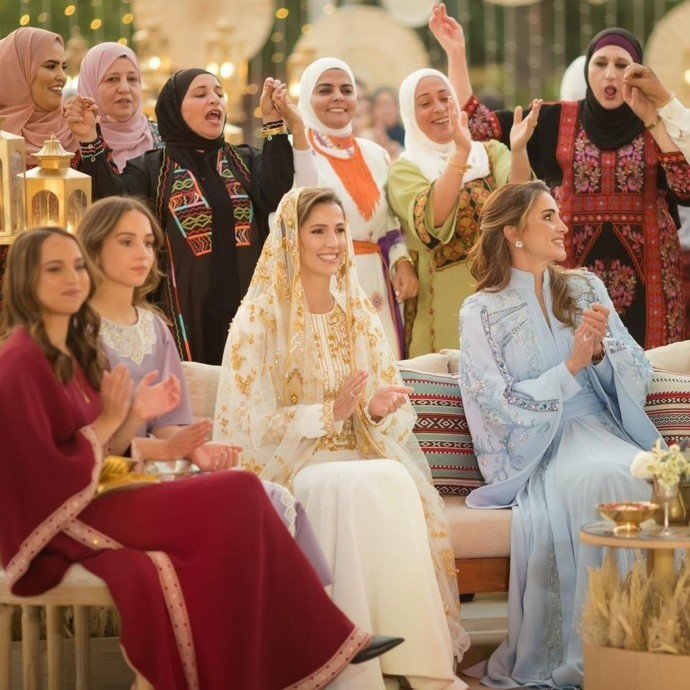 بالفيديو: الملكة رانيا تُشيد برجوة آل سيف والأخيرة تبكي