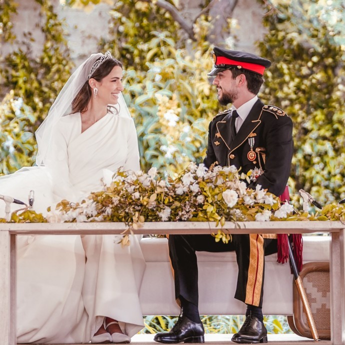 الأميرة رجوة آل سيف تتألق في زفافها بفستان من إيلي صعب