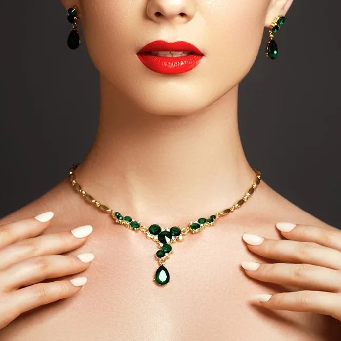 أجمل مجوهرات باللون الأخضر هديّتك في يوم المرأة الإماراتية