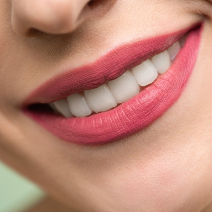 تبييض الأسنان بطرق طبيعية لإبتسامة ناصعة البياض