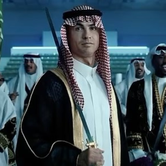 بالفيديو: كريستيانو رونالدو يرتدي الزيّ السعودي احتفالاً باليوم الوطني