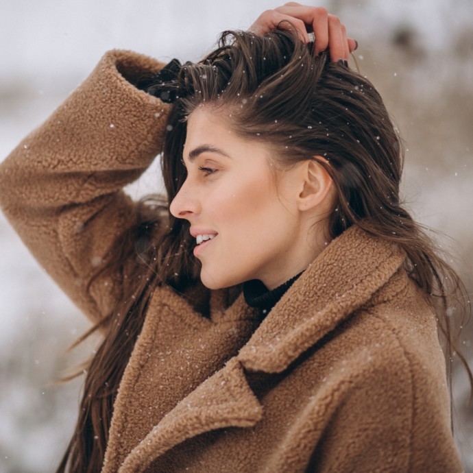 علاجات طبيعية لمشكلة جفاف الشعر في فصل الشتاء