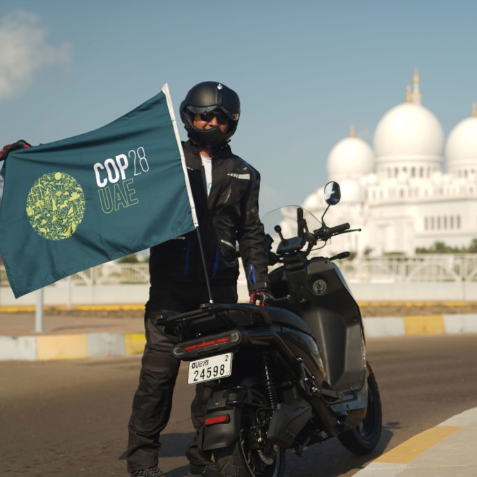 تعرّفوا على المغامر الذي جال الإمارات السبع على دراجة كهربائيّة