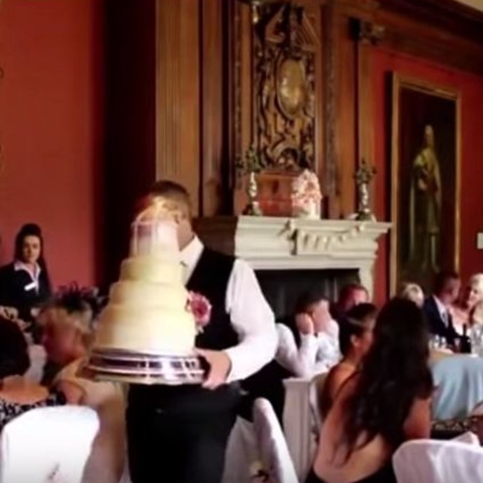 بالفيديو: أسوأ مقلب يقوم به زوج في يوم زفافه
