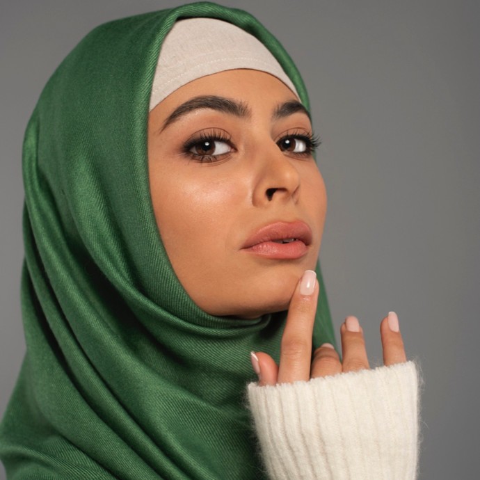 كيفية الحفاظ على نظافة الحجاب عند تطبيق المكياج