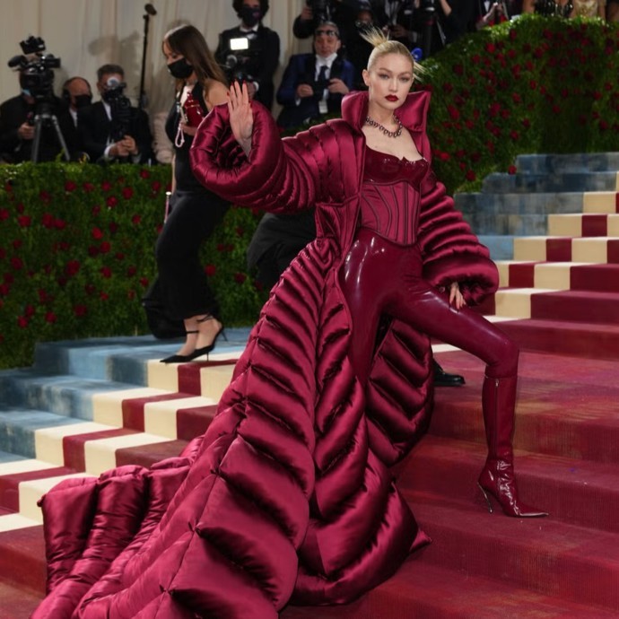 10 إطلالات أيقونية من حفلات Met Gala في السنوات الأخيرة