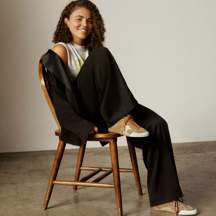 جاسمين باوليني نجمة أحدث حملات Golden Goose