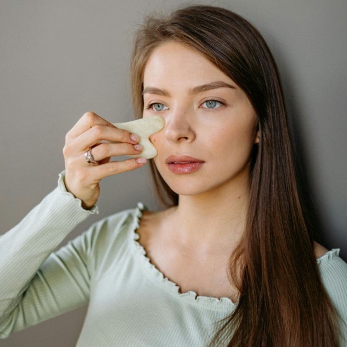 قبل استخدام الـ Gua Sha عليكِ معرفة هذه الأمور