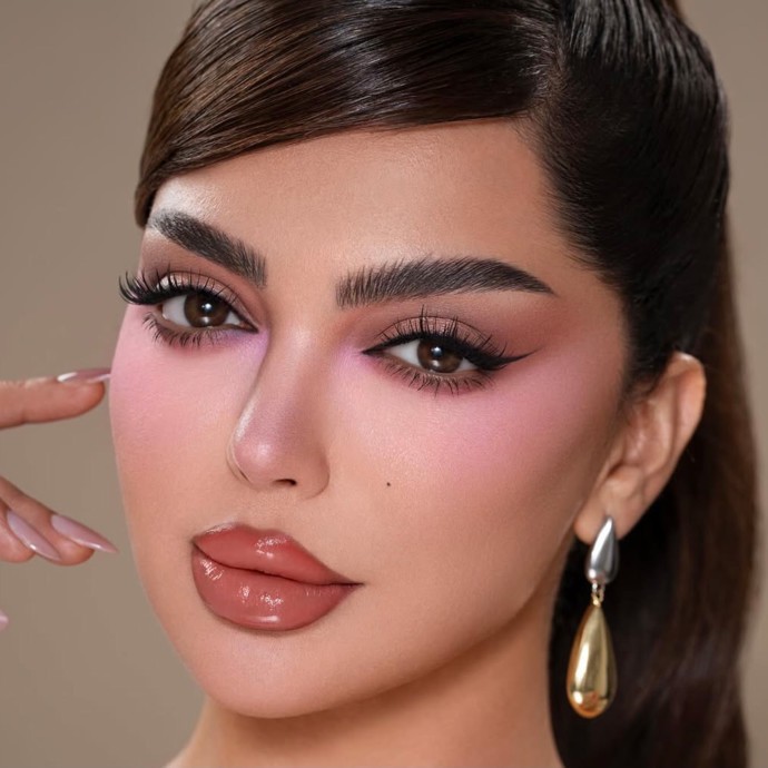 أفضل طريقة لتثبيت المكياج في الحر