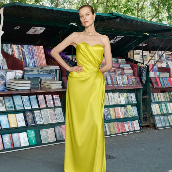 التعقيد يلتقي بالبساطة في مجموعة Balenciaga الراقية