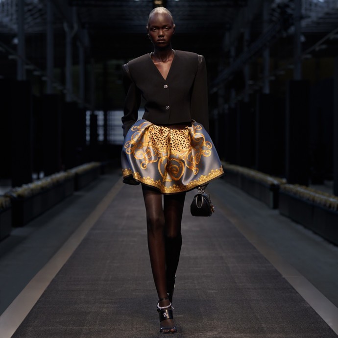 كوني حرّة ومتألّقة مع مجموعة Versace لخريف وشتاء 2025