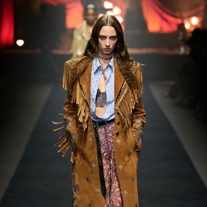 Etro تبرز الأناقة والبهجة في مجموعتها لصيف 2026