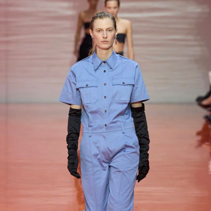 Prada تستوحي من الزيّ العسكريّ محموعتها لربيع 2026
