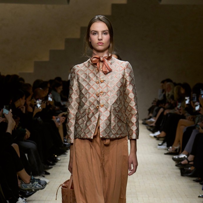 لحظة تاريخيّة في عرض مجموعة Emporio Armani بعد وفاة مؤسّس الدار