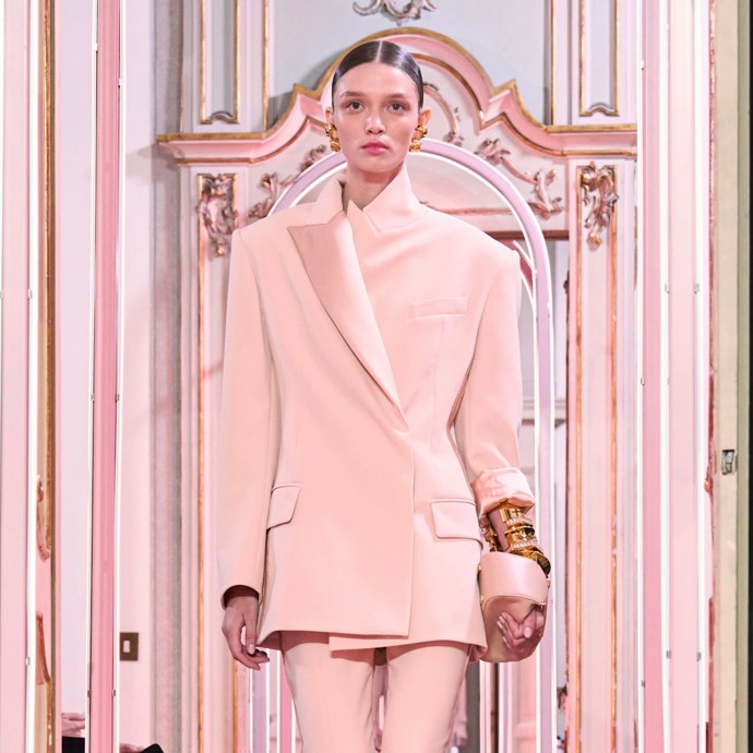 Elisabetta Franchi تجمع بين الأنوثة والفخامة في مجموعتها الجديدة