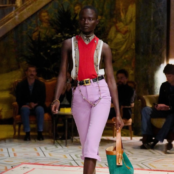 إعادة إحياء بصمة مؤسّس Versace في المجموعة الجديدة