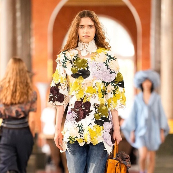 Louis Vuitton تحوّل تصاميم مجموعتها الجديدة إلى قطع فنيّة