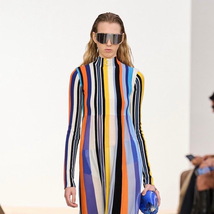 لقاء مميّز بين الجلد والألوان المنعشة في مجموعة Loewe