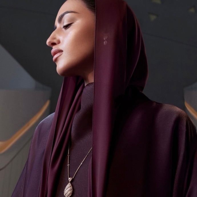 نصائح لتنسيق المجوهرات مع العبايات