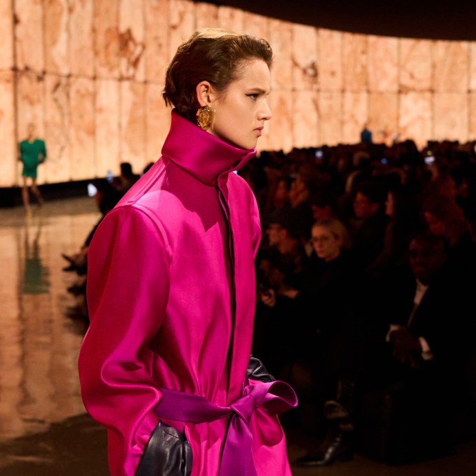 ياقة Funnel-Neck تفصيل أنيق يغيّر معادلة المعطف الشتوي