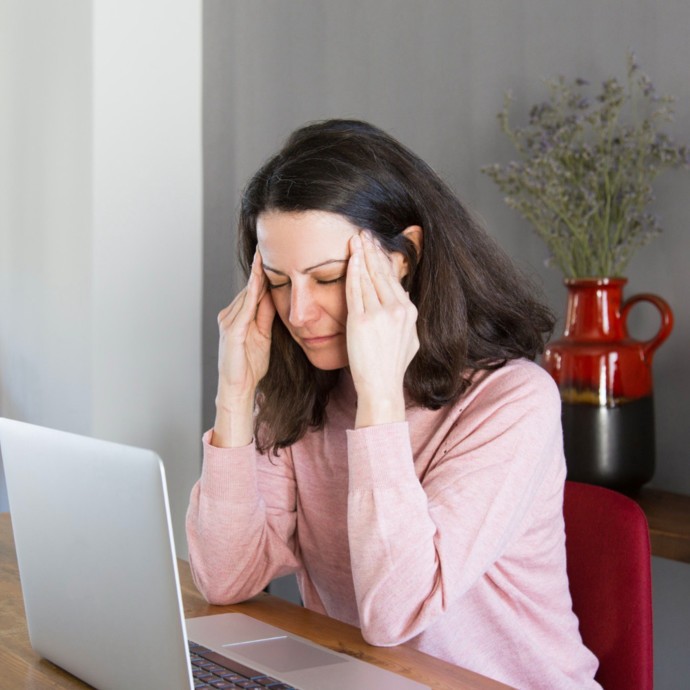 4 علاجات طبيعية للتقليل من ألم الصداع النصفي