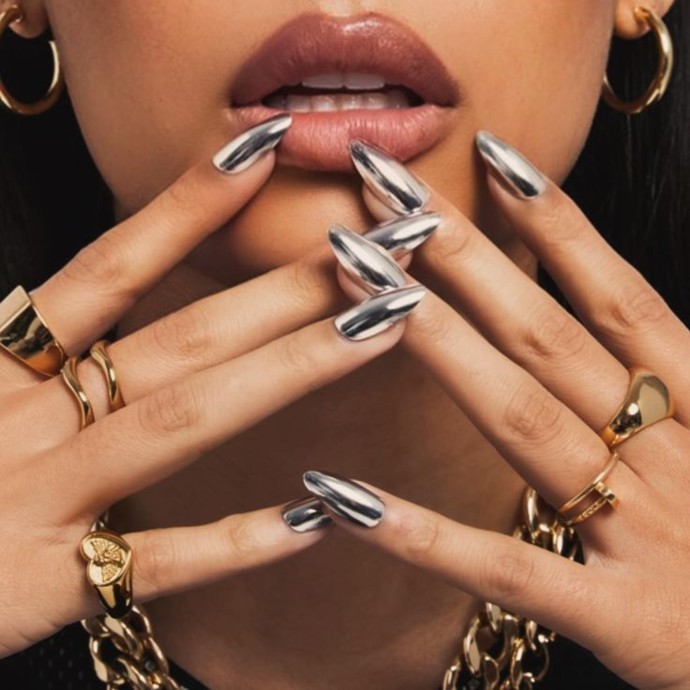 استقبلي عام 2026 بهذه الألوان اللافتة من طلاء الأظافر