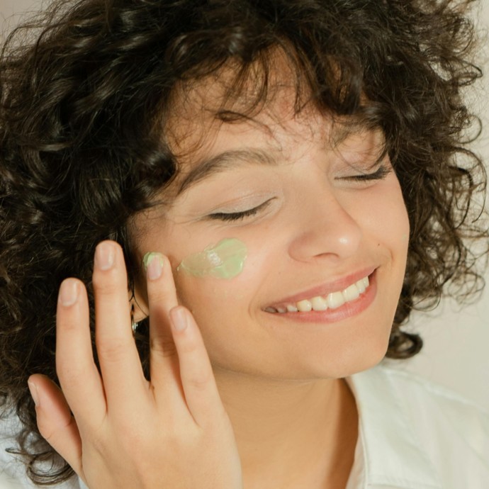 مكوّنات عليكِ البحث عنها في مستحضرات العناية بمنطقة العينين