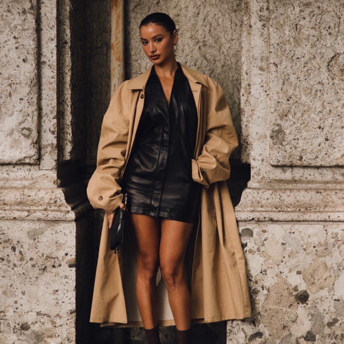 دليلك لارتداء الترانشكوت الكلاسيكي بأسلوب عصري