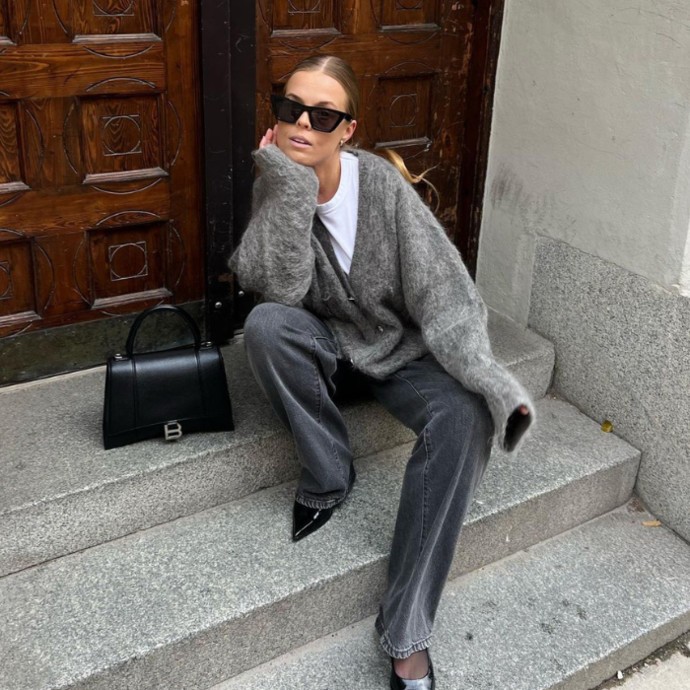 الكنزة الرمادية: قطعة أساسية هذا الموسم!