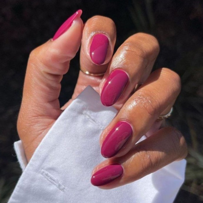 أظافر Frosted Cherry صيحة تجمع بين الدفء واللمعان!