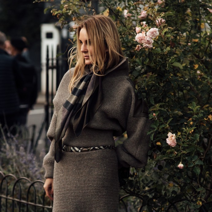 الوشاح إكسسوار أساسي في الشتاء فكيف تنسّقيه بلمسة متجدّدة؟