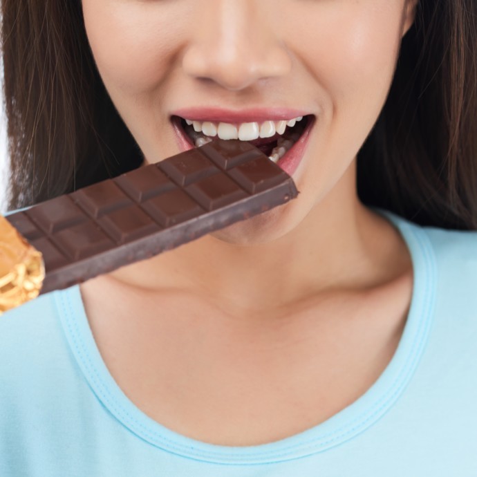دراسة جديدة تكشف عن دور الشوكولاتة في إبطاء الشيخوخة البيولوجية