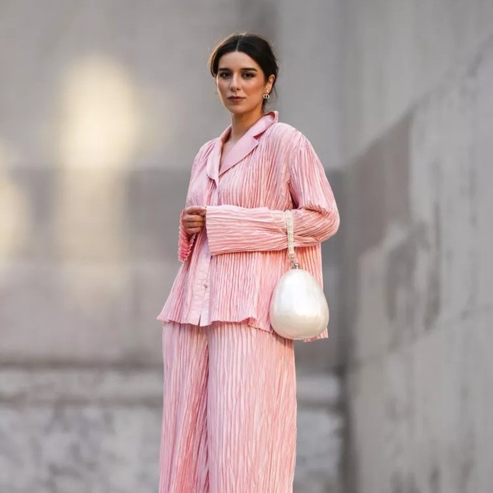 كيف ترتدين البيجاما كإطلالة نهارية أنيقة هذا الشتاء؟