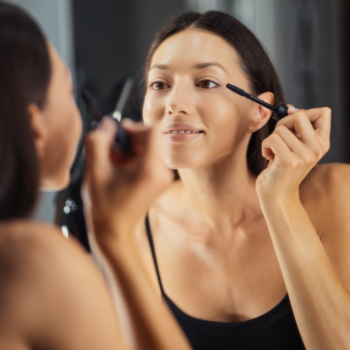 أفضل أنواع زيوت طبيعية لترطيب الرموش وتطويلها