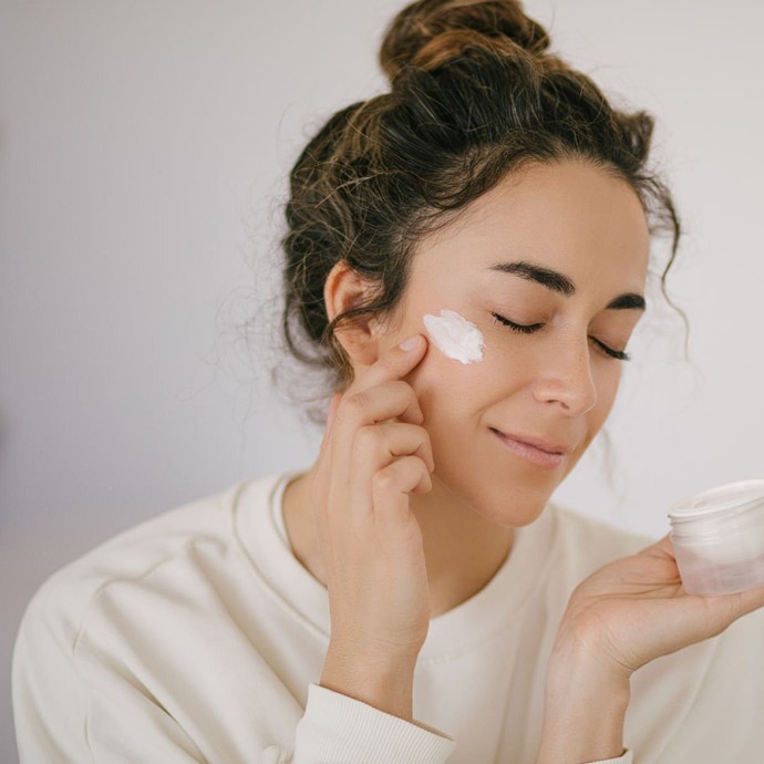 أفضل مكوّنات العناية بالبشرة لمواجهة جفاف الشتاء وحساسيته