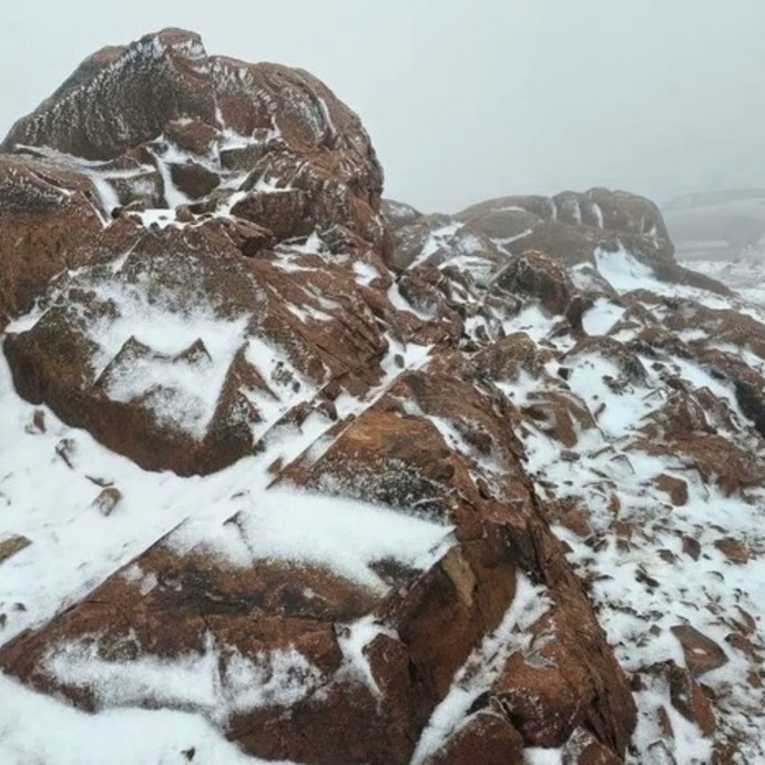 جبل اللوز في السعودية يكتسي بالثلج