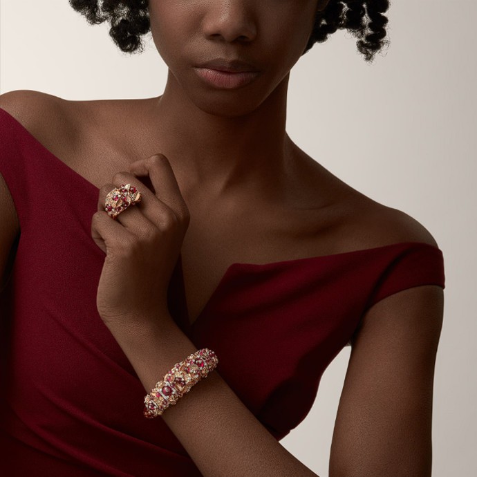 خواتم الكوكتيل الجريئة تستعيد مكانتها في عالم المجوهرات الفاخرة