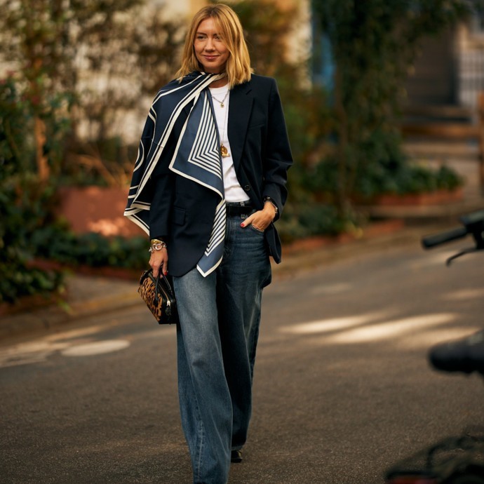 8 أفكار عصرية لتنسيق الجينز واسع الساق في الشتاء