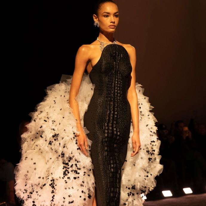 التصاميم المنحوتة تسيطر على مجموعة Schiaparelli لربيع وصيف ٢٠٢٦
