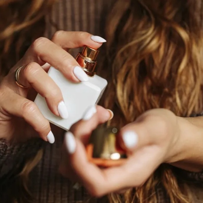 أجمل عطور بنفحات رومانسية حالمة تحاكي المشاعر