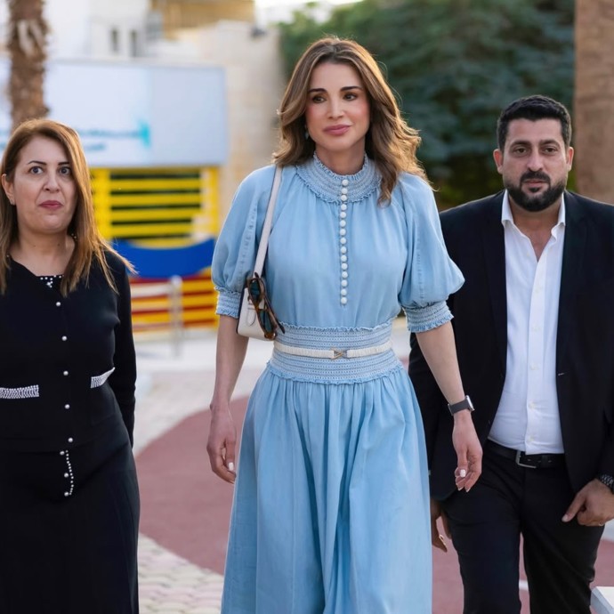 الملكة رانيا ستحمّسك على تنسيق الملابس الزرقاء مع الإكسسوارات البيضاء