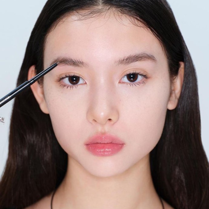 أحدث صيحات K-Beauty ليست للعناية بالبشرة بل للحاجبين!