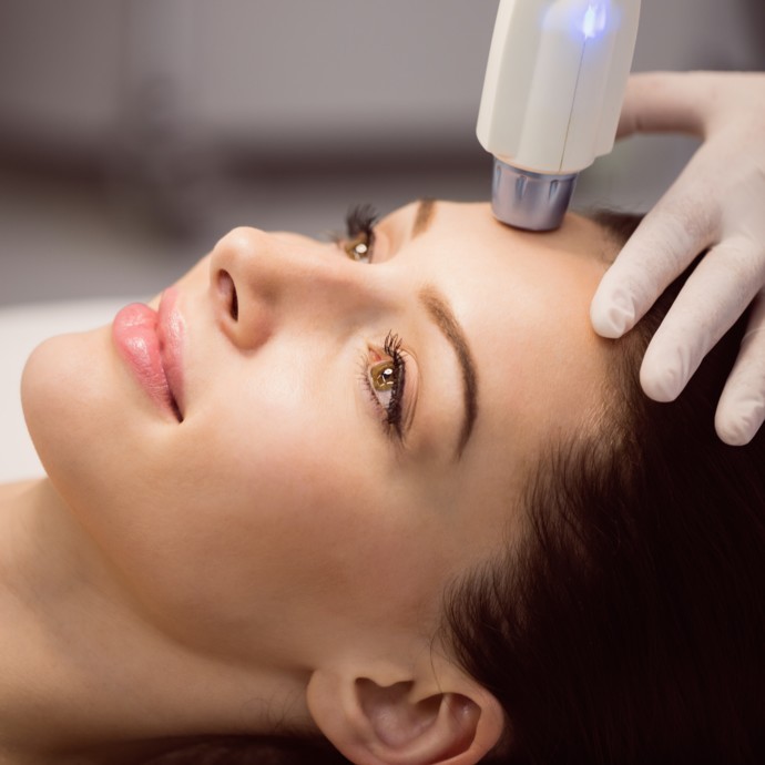 علاجات تجميلية تعطي نتائج شبيهة بالحقن من دون إبر!