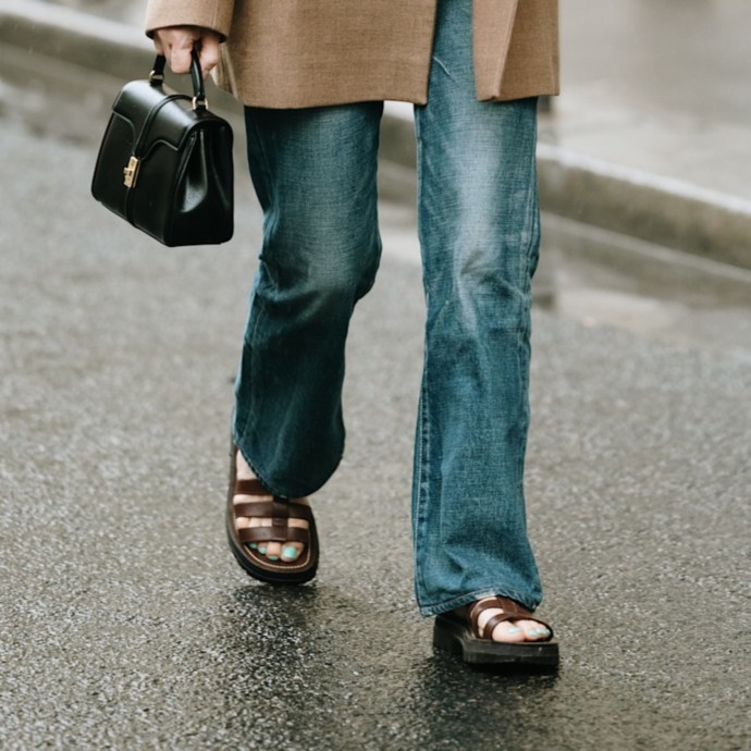 Granny Sandals حذاء الجدّات الذي سيزيّن إطلالات هذا الموسم