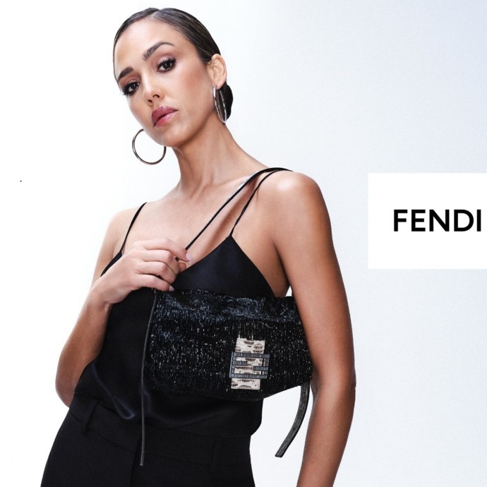 Fendi تحتفي ﺑﺄﯾﻘﻮﻧﺔ اﻟﺤِرﻓﯿﺔ واﻟﺘﻌﺒﯿﺮ ﻋﻦ اﻟﺬات مع حقيبة Baguette